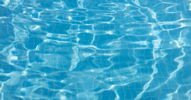 Algas pretas na piscina e por que escovar não resolve sozinho