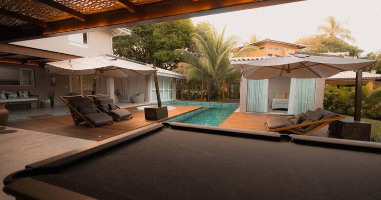 Deck de madeira ou porcelanato na volta da piscina
