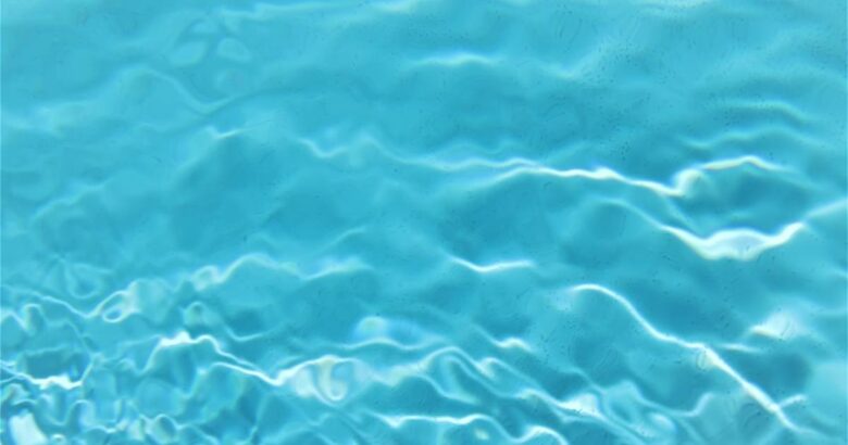Piscina com cheiro forte de cloro é sinal de água limpa ou suja?