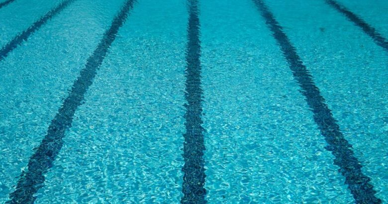 Por que a água da piscina fica verde de um dia pro outro?