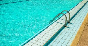 Quantas horas por dia a bomba da piscina precisa ficar ligada?