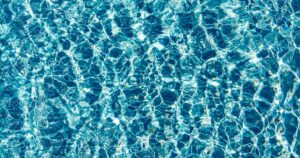 Quanto cloro a chuva realmente consome numa piscina descoberta
